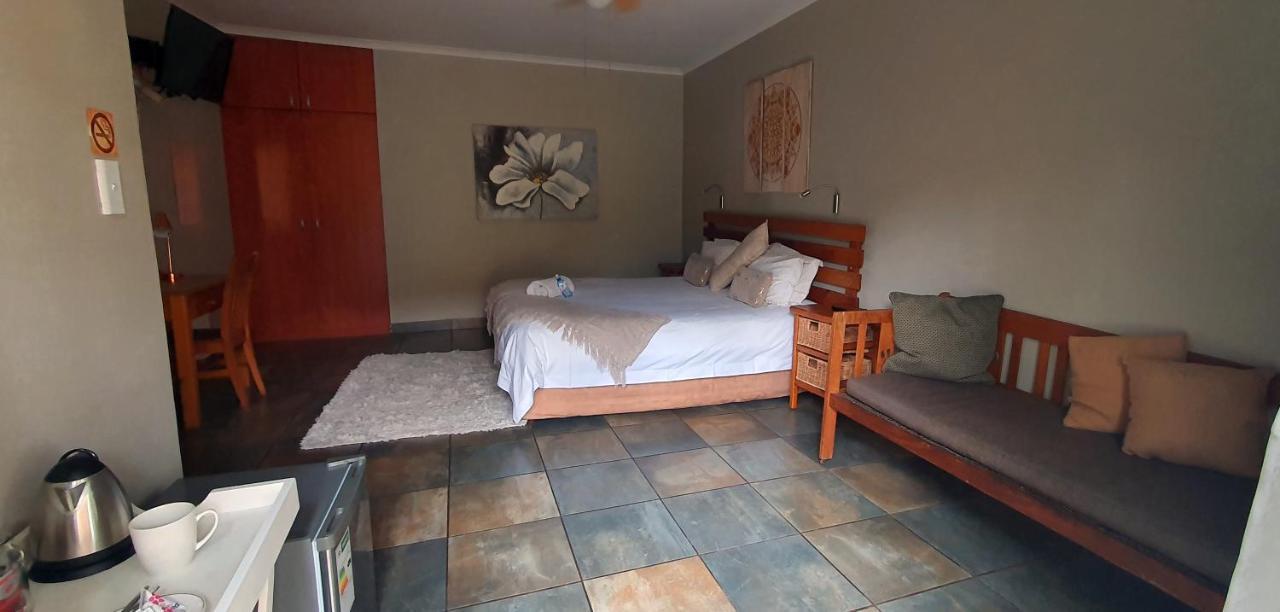 Aero Lodge Guest House มิดเดิลเบิร์ก ภายนอก รูปภาพ